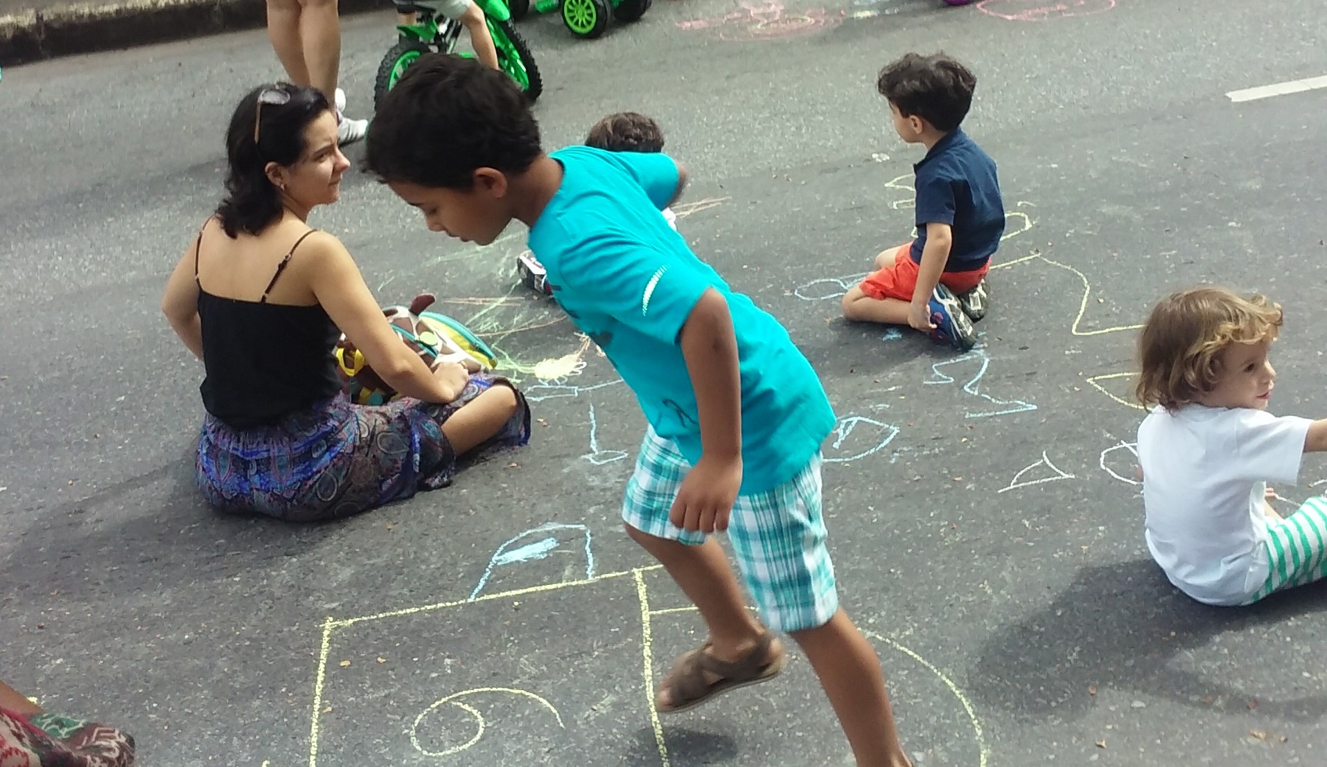 Crianças brincando no evento Brincaço BH, Rua José Candido da